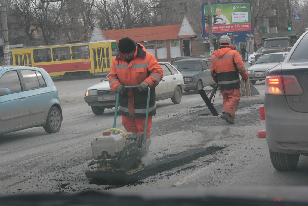 В Волгограде каждые сутки на дорогах работают 25 ремонтных бригад