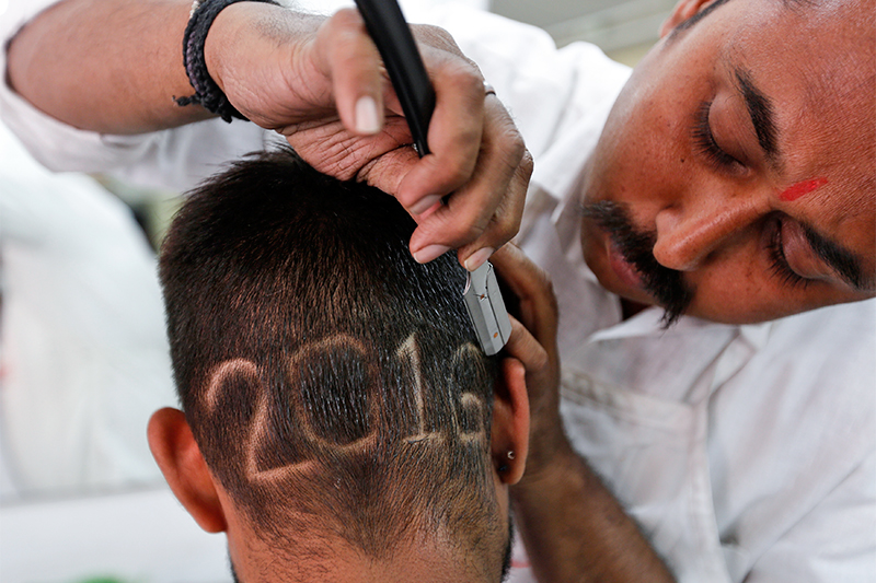 Мужчина делает себе &laquo;новогоднюю прическу&raquo; в&nbsp;парикмахерской в&nbsp;Ахмадабаде, Индия
