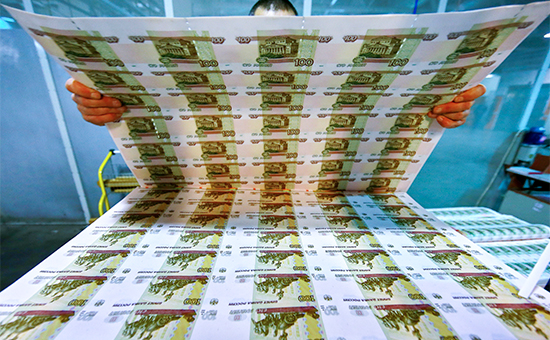 Распечатанные листы сторублевых банкнот на Пермской печатной фабрике Гознака


