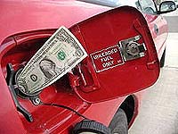 Розничная цена бензина в США 11 недель сохраняется выше 2 долл./галлон