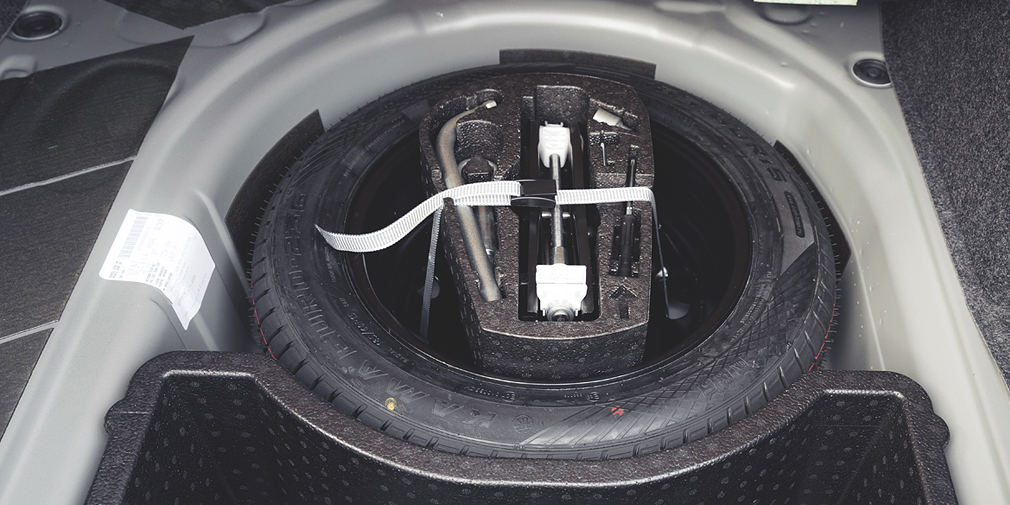 Помимо запаски, в подполье у седана Volkswagen есть пенопластовый ящик.