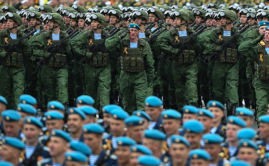 Военнослужащие ВДВ России на военном параде на Красной площади


