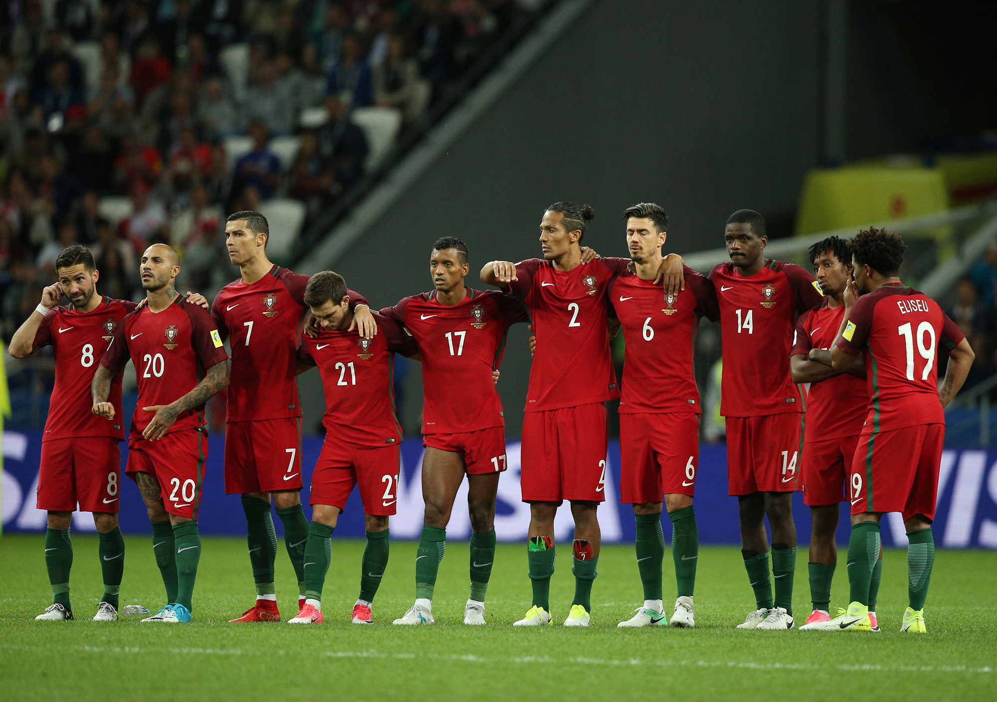 Игроки сборной Португалии во время серии пенальти