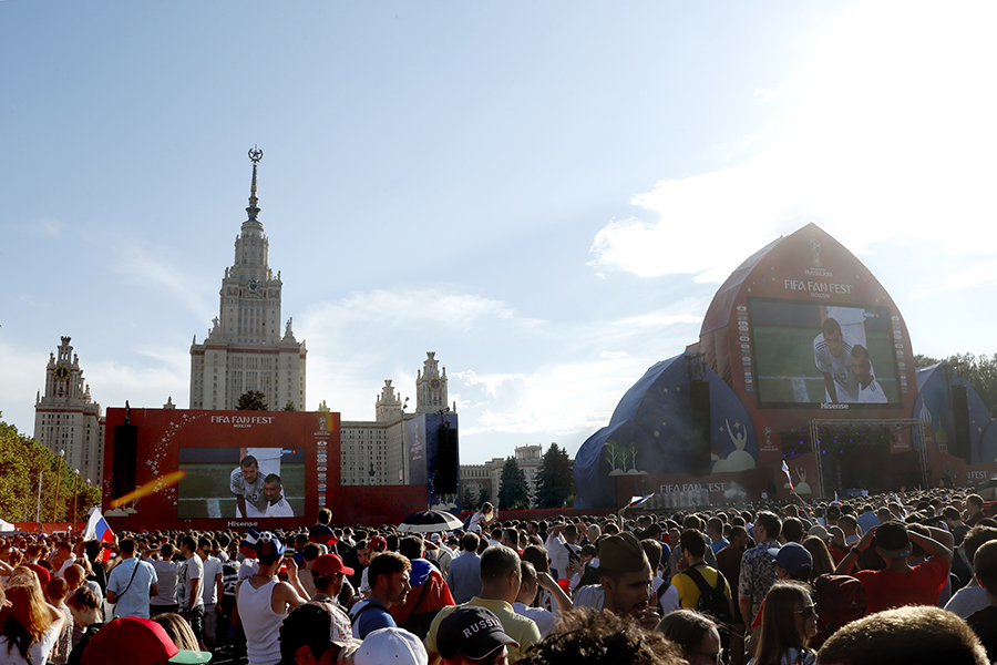 Десятки тысяч болельщиков в фан-зоне на Воробьевых горах в Москве
