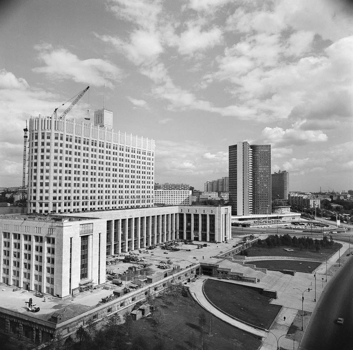 Вид на строящееся здание Совета министров РСФСР в 1977 году
