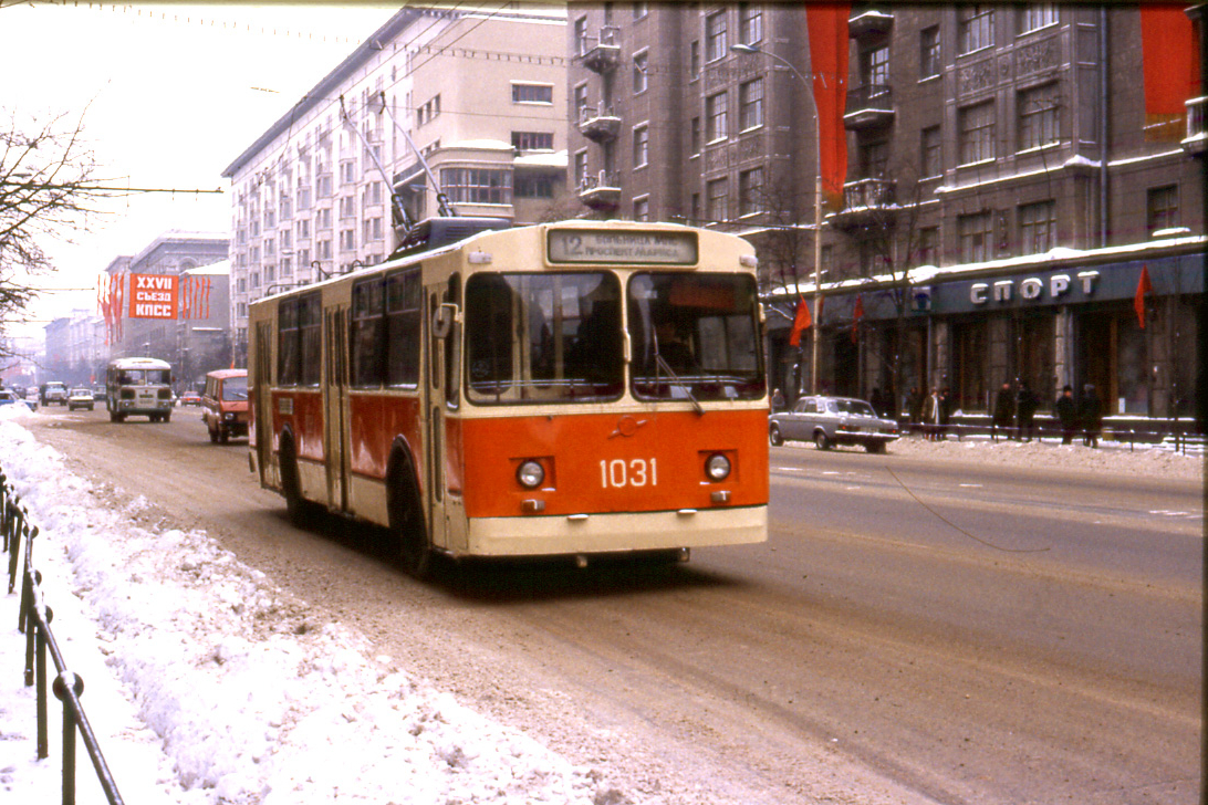 Троллейбус ЗИУ-682В на Тверской улице, 1986