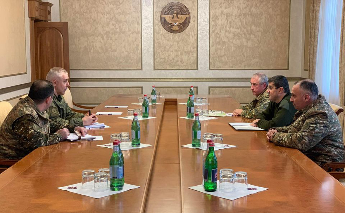 Командующий российскими миротворцами Рустам Мурадов (второй слева) и президент самопровозглашенной Нагорно-Карабахской Республики Араик Арутюнян (второй справа) во время встречи
