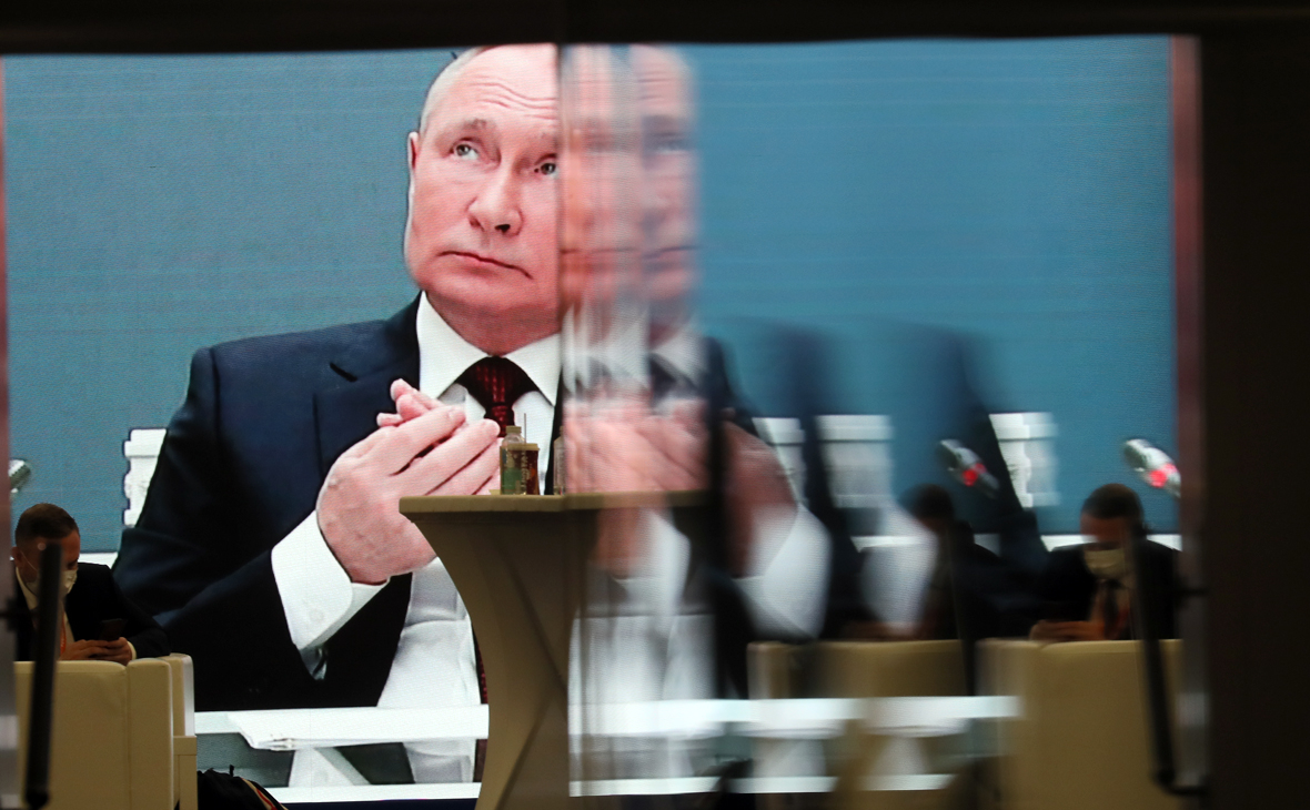 Владимир Путин (на экране)