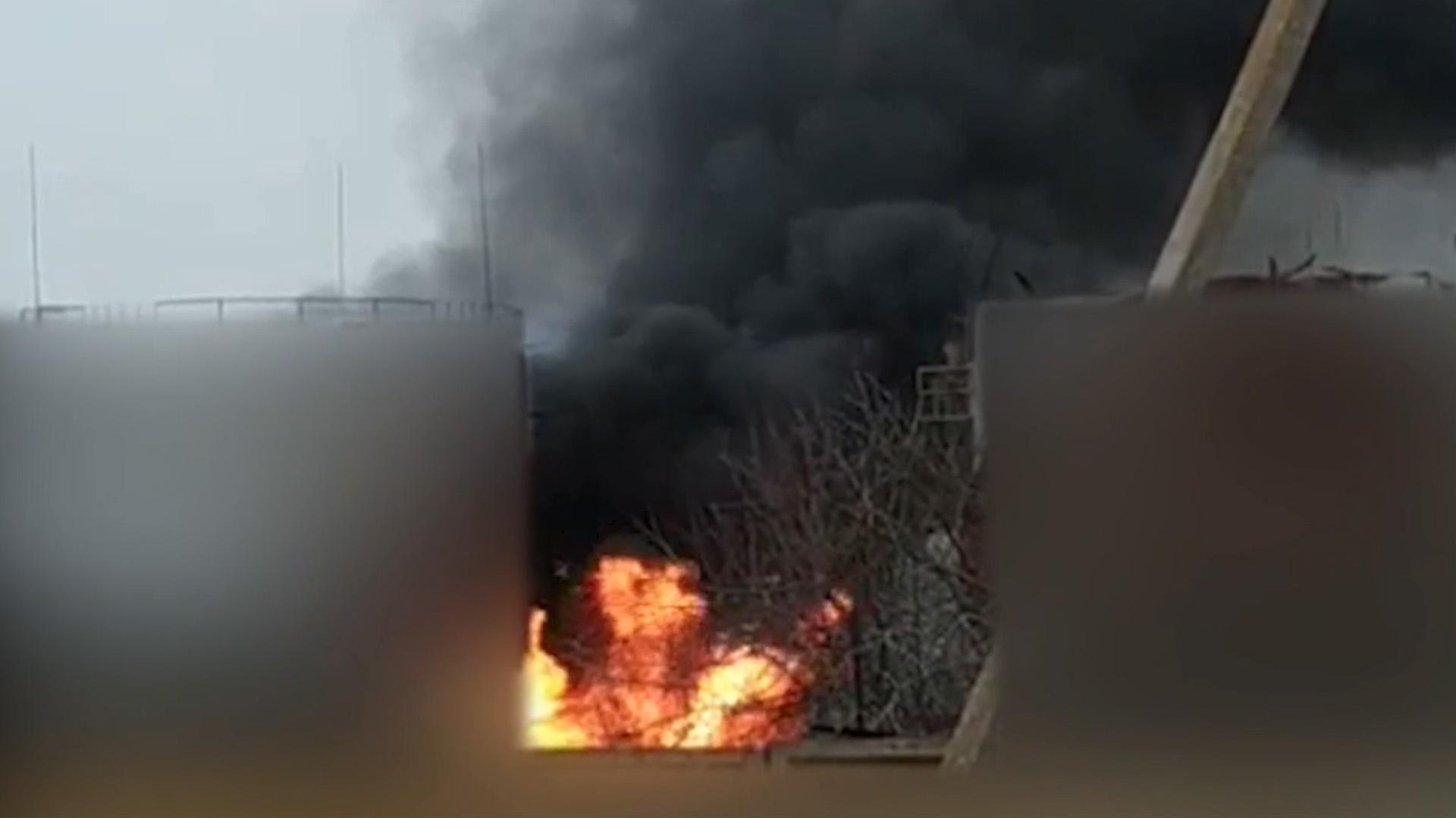Гладков сообщил о пожаре в резервуаре с растворителем после обстрела