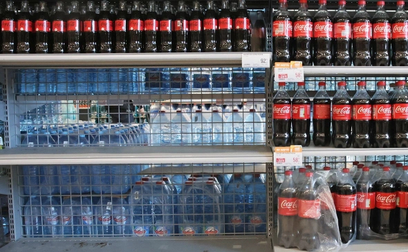 В магазинах снова появилась Coca-Cola. Оказалось, что это имитация (фото) |  РБК Life