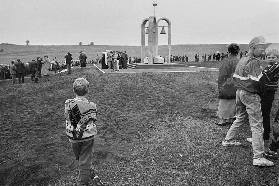 Жители Оренбурга у мемориала пострадавшим от радиации на Тоцком полигоне, 1 мая 1996 года