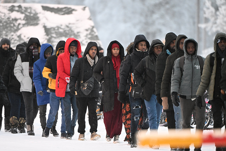 На фото: мигранты на погранпереходе &laquo;Салла&raquo;, 23 ноября.

Агентство ЕC по контролю границ Frontex сообщило о планах отправки 50 сотрудников в Финляндию для усиления пограничного контроля с Россией. Прибытие первых работников ожидается 29 ноября