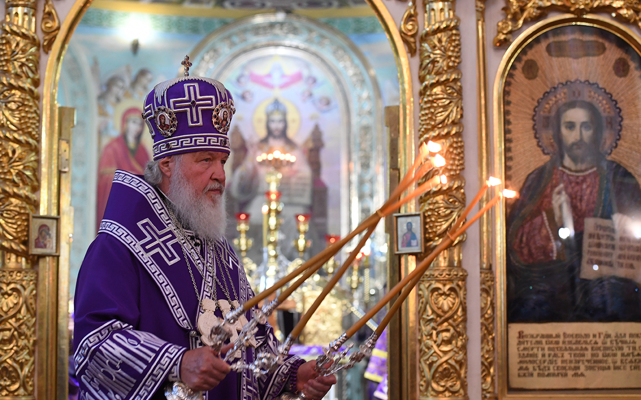 <p>Патриарх Московский и всея Руси Кирилл совершает всенощное бдение с чином воздвижения Креста Господня в храме Казанской иконы Божьей Матери в Астрахани</p>