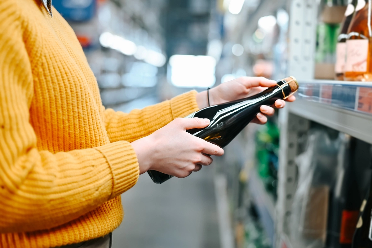 В марте 2025 года розничные продажи крепкого алкоголя в Вологодской области сократились на 27,2% по сравнению с аналогичным периодом прошлого года, до 153,5 тыс. декалитров