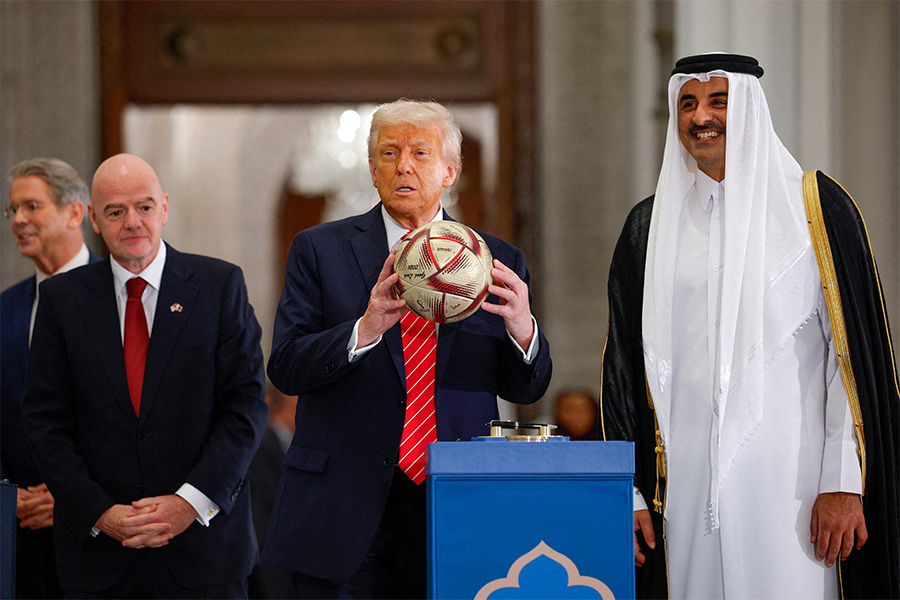 В Катаре к Трампу присоединился президент ФИФА Джанни Инфантино (на фото слева). В этой стране чемпионат мира по футболу прошел в 2022 году, а США с Мексикой и Канадой станут организаторами турнира в 2026-м.
Во время церемонии во дворце в Лусаиле эмир Катара передал обязанности по проведению Кубка ФИФА Трампу. Как отмечают в NYT, представители от Мексики и Канады при этом не присутствовали.