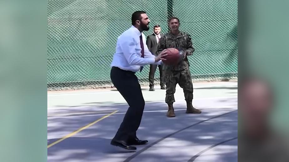 Аш-Шараа сыграл в баскетбол с главой Центрального командования ВС США