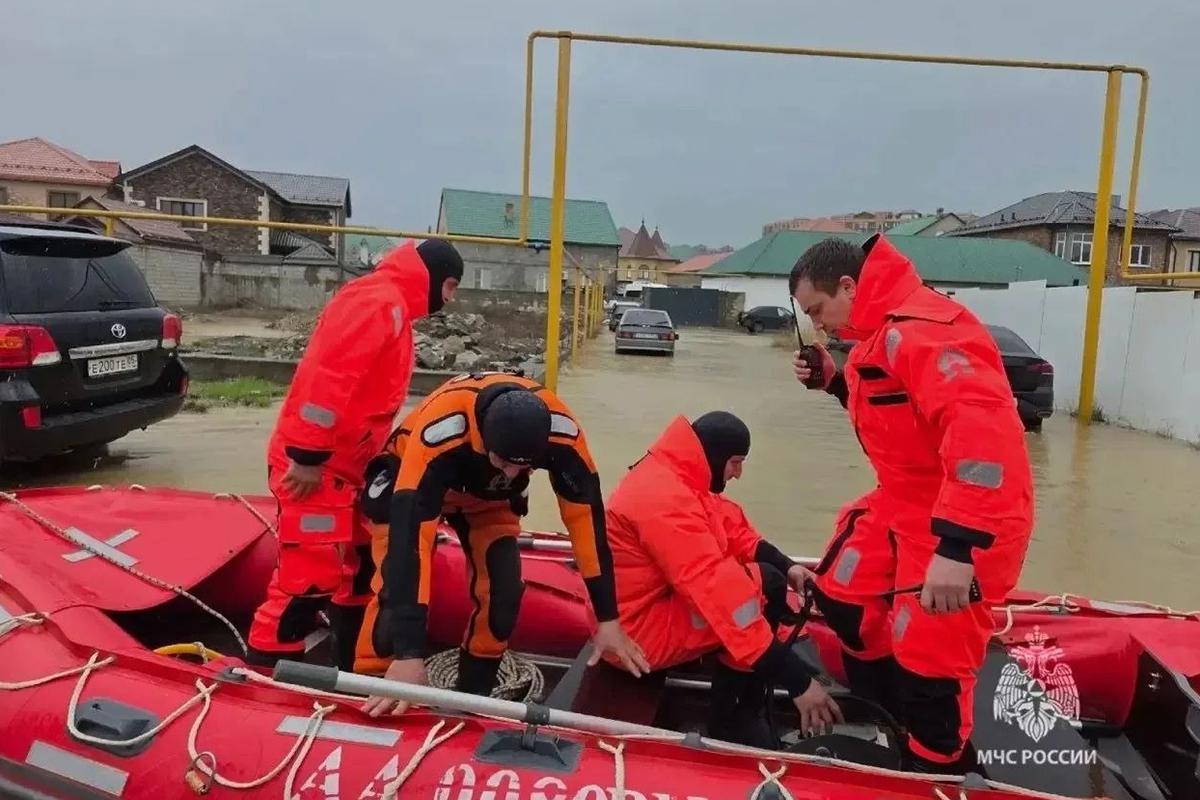 Экстренные службы Дагестана эвакуируют жителей из затопленных районов Махачкалы, 30 марта 2026 года