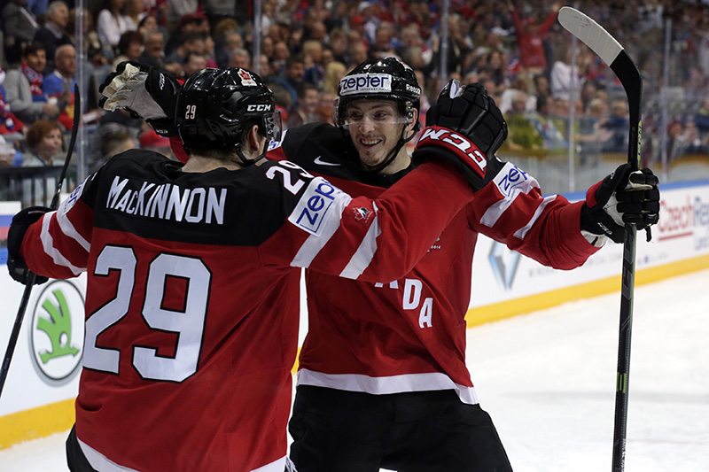 Канадский хоккеист Нэтан&nbsp;Маккиннон&nbsp;празднует с товарищем по команде Мэттом Дюшеном шестой гол, забитый в ворота россиян в финальном матче чемпионата мира в Праге