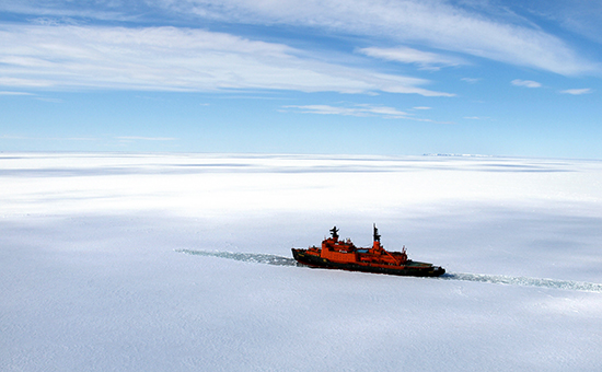 Атомоход &laquo;Россия&raquo; в Северном Ледовитом океане в районе хребта Ломоносова. Архивное фото