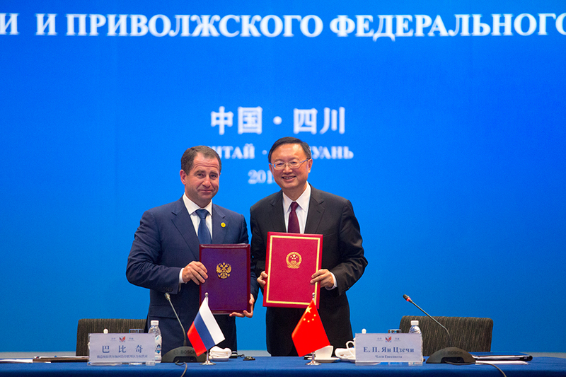 Полпред Михаил Бабич и член Госсовета КНР Ян Цзечи на подписании соглашений о сотрудничестве