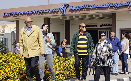 Родственники пассажиров исчезнувшего&nbsp;Airbus A320&nbsp;авиакомпании EgyptAir &nbsp;в международном аэропорту Каира, Египет



