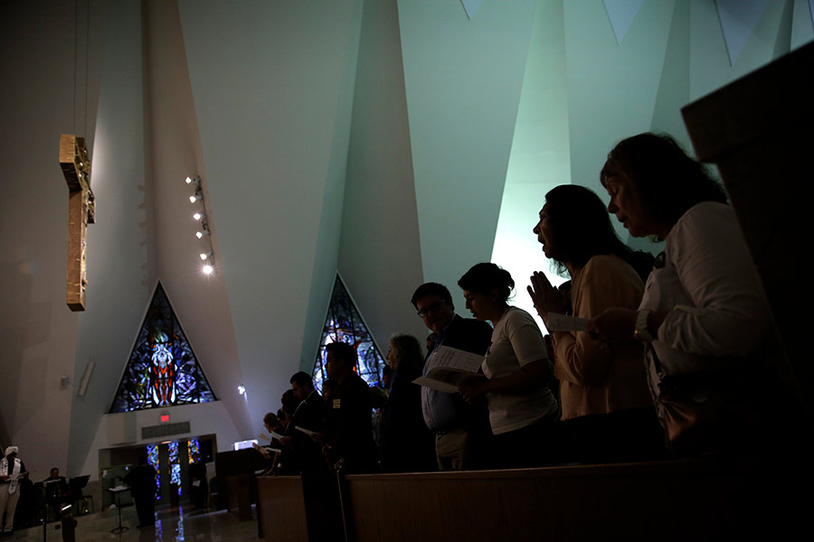 В церкви Ангела Защитника в Лас-Вегасе в понедельник утром прошла служба в память о жертвах массового расстрела.

Мэр Лас-Вегаса Кэролин Гудман призвала молиться за город
