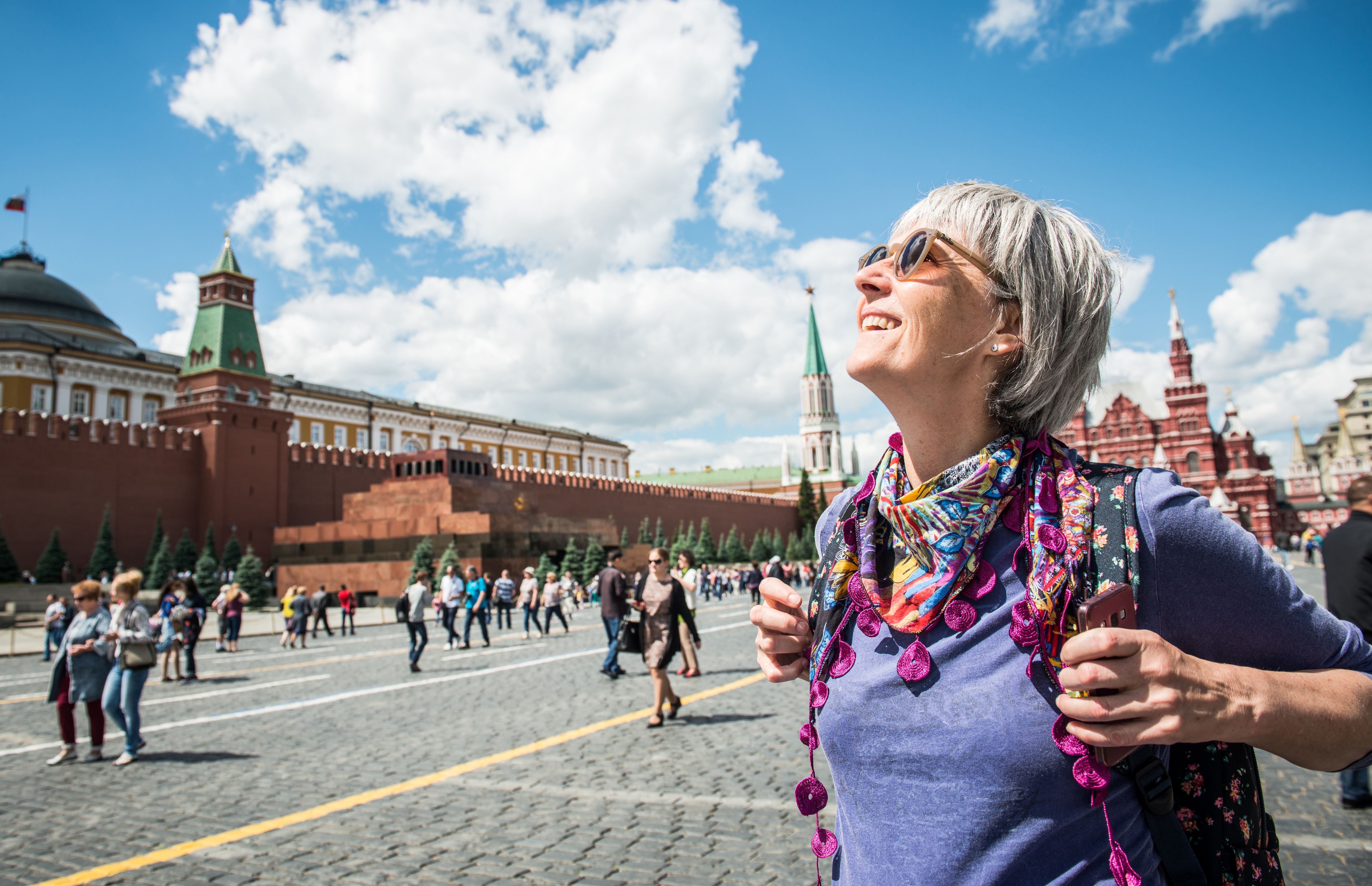 Хочу полететь в москву. Туристы на красной площади. Иностранцы на красной площади. Пенсионер на красной площади. Иностранные туристы в России.