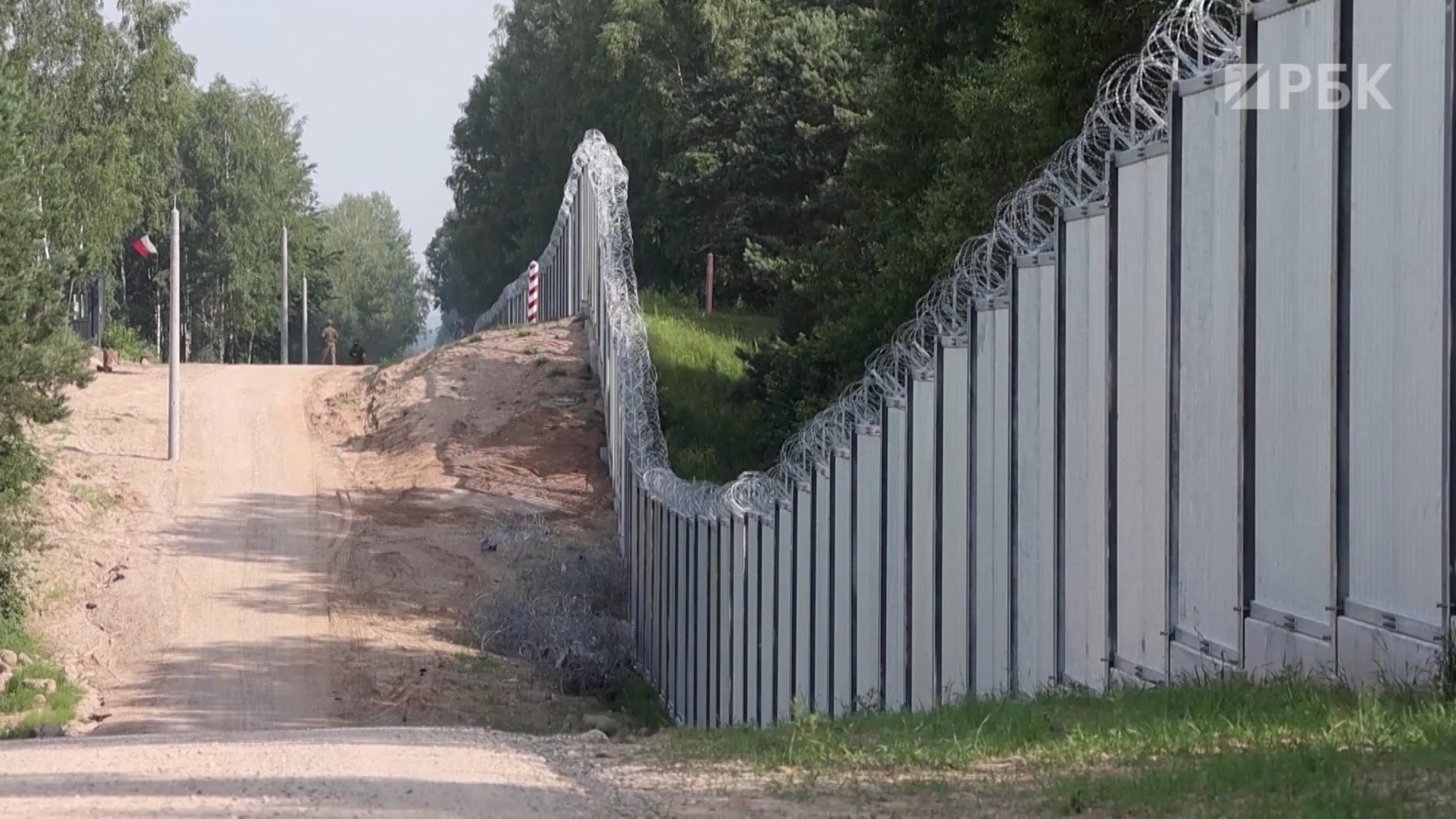 Удалось ли Польше отгородиться от мигрантов стеной в 186 км. Видео