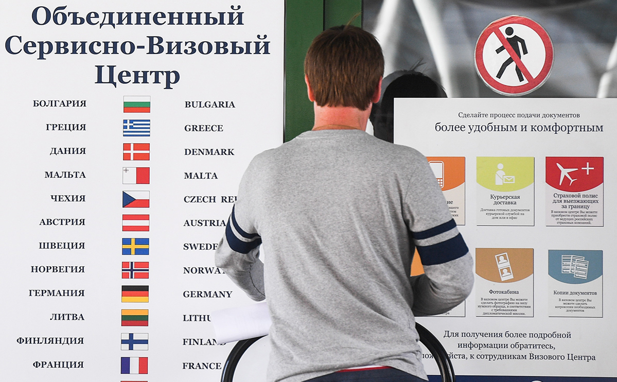 В визовых центрах в России возникли полуторамесячные очереди на Шенген