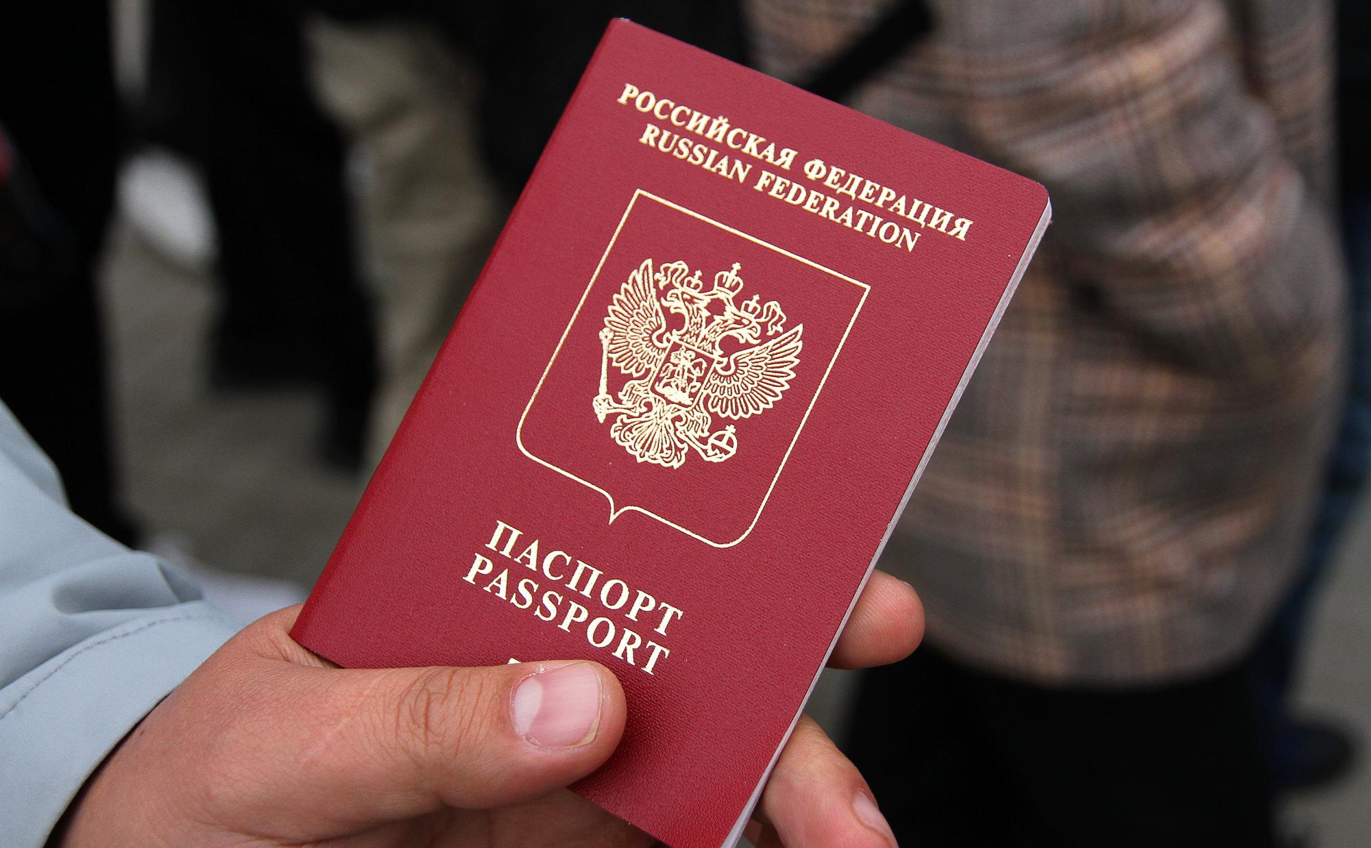 Юристы оценили предложенную Путиным поправку по лишению гражданства"/>













