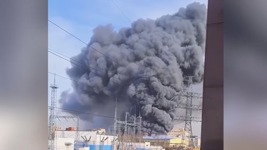 Над Петербургом поднялся дым от пожара на складе. Видео