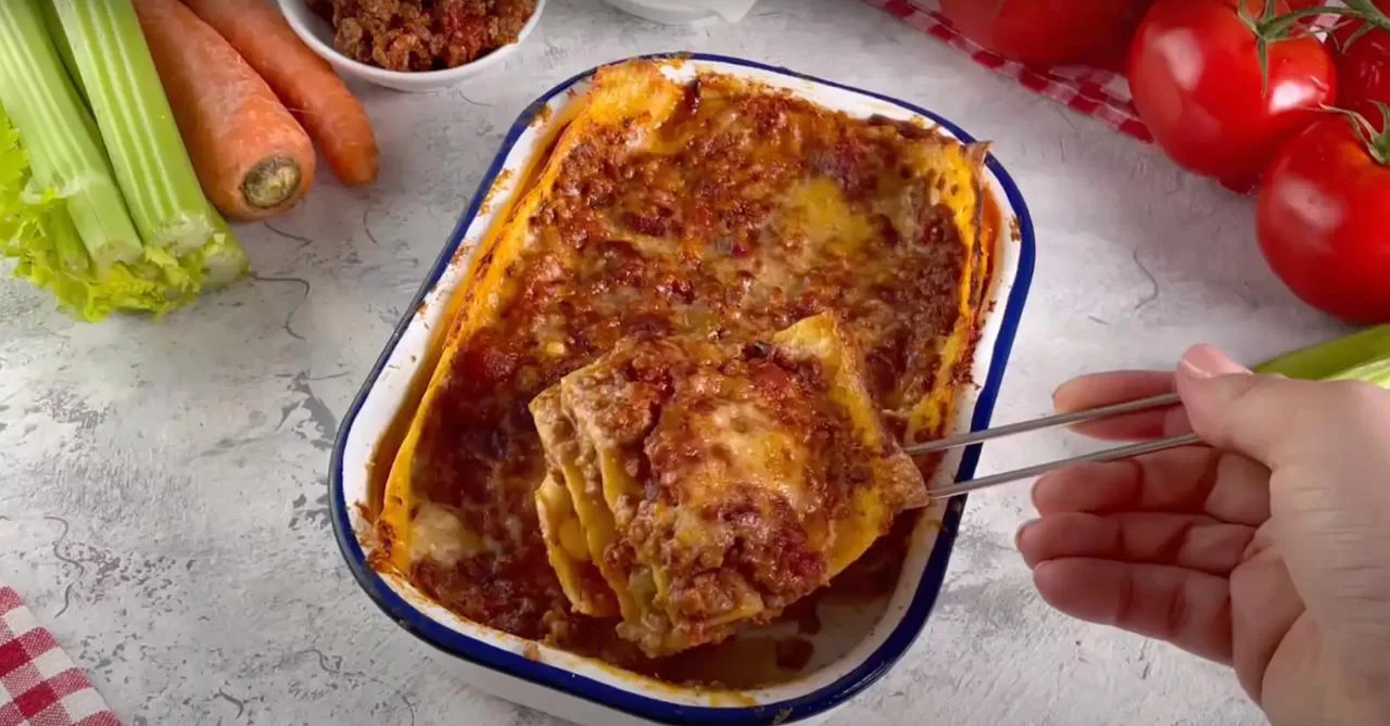 Перед подачей нарежьте лазанью порционными кусочками