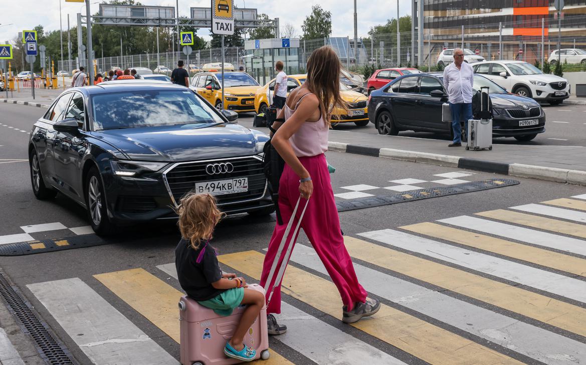 Юристы сказали, зачем при новых правилах выезда брать свидетельство детям