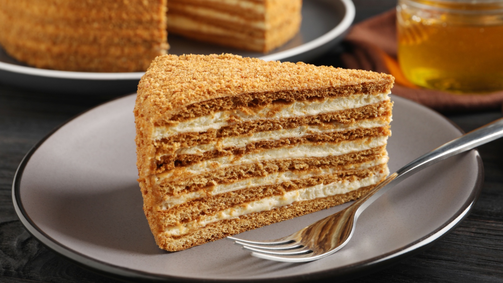 Медовик отлично сочетается с чаем, кофе или молоком