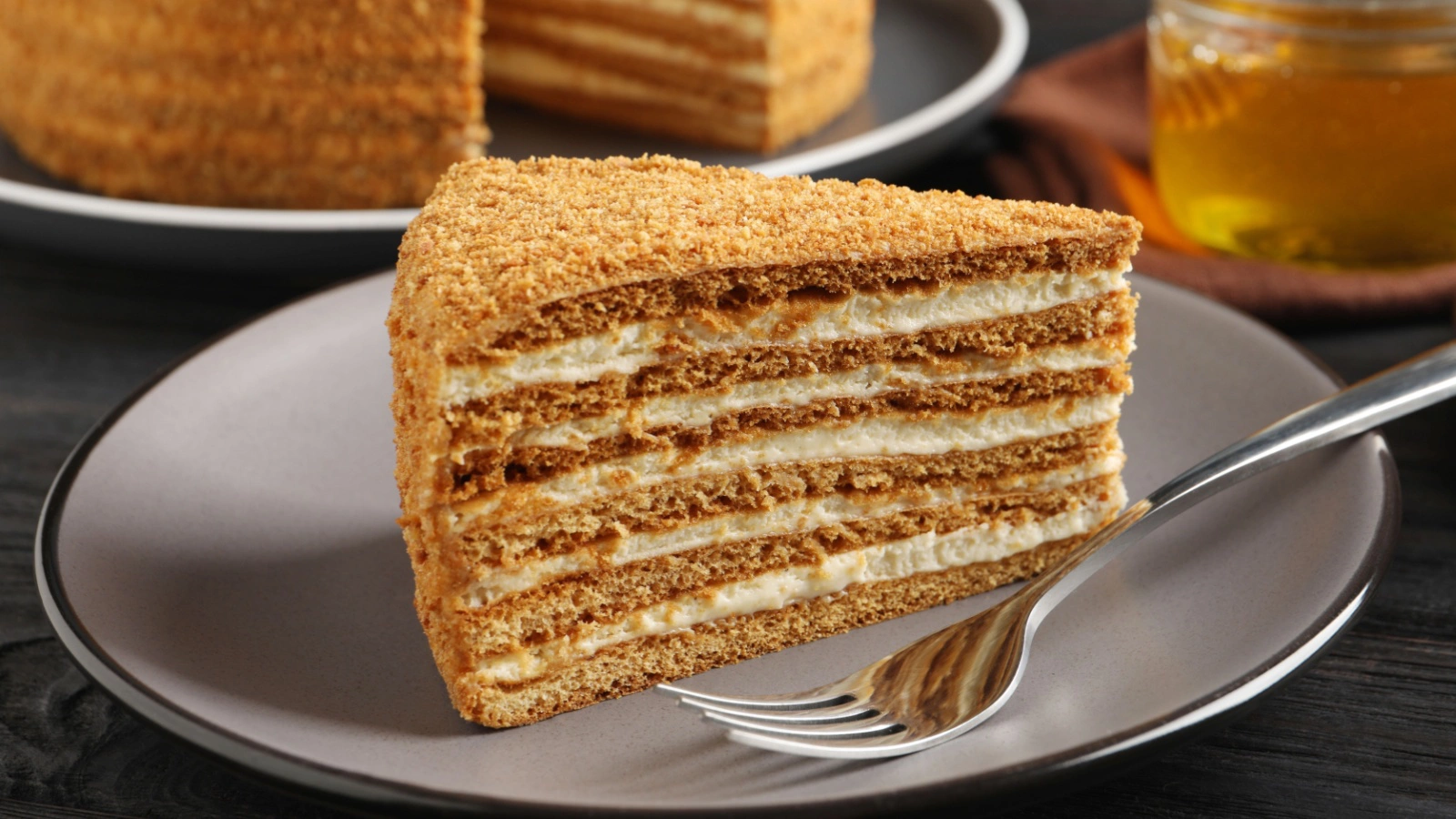 Медовик отлично сочетается с чаем, кофе или молоком