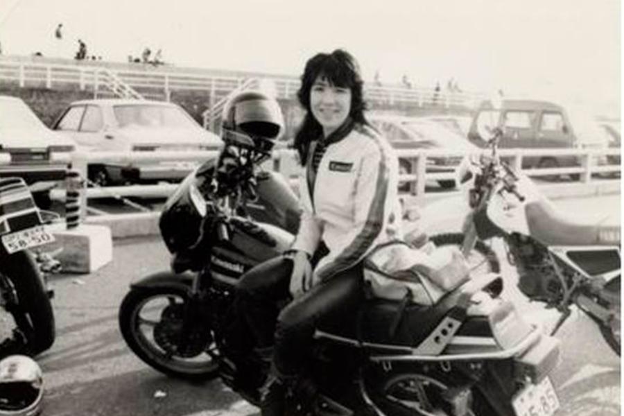 Санаэ Такаити со своим мотоциклом Kawasaki Z400GP