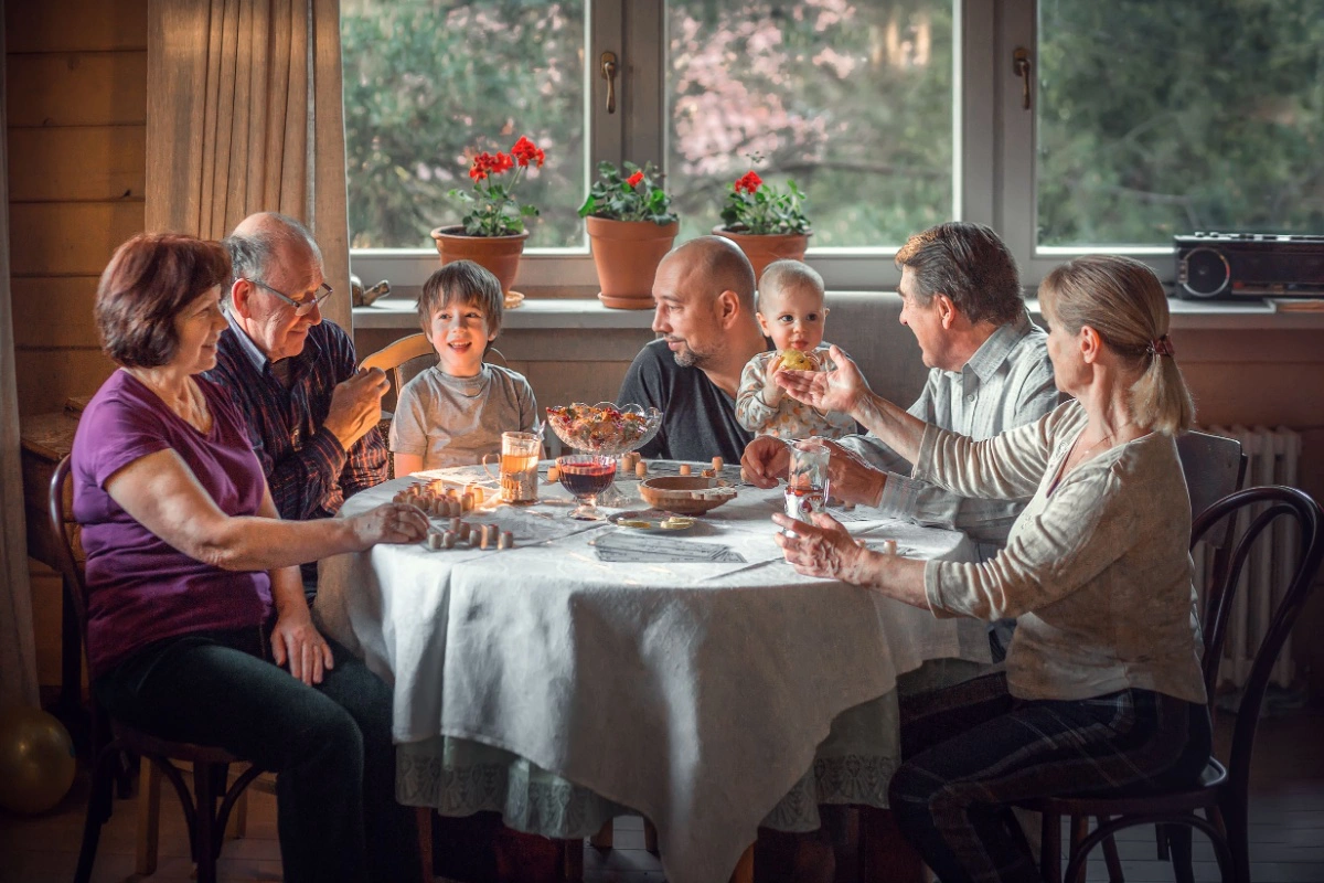 В рамках сочинения будут уместны рассуждения о вечных дилеммах, таких как разногласия между поколениями, взаимодействие старших членов семьи с младшими
