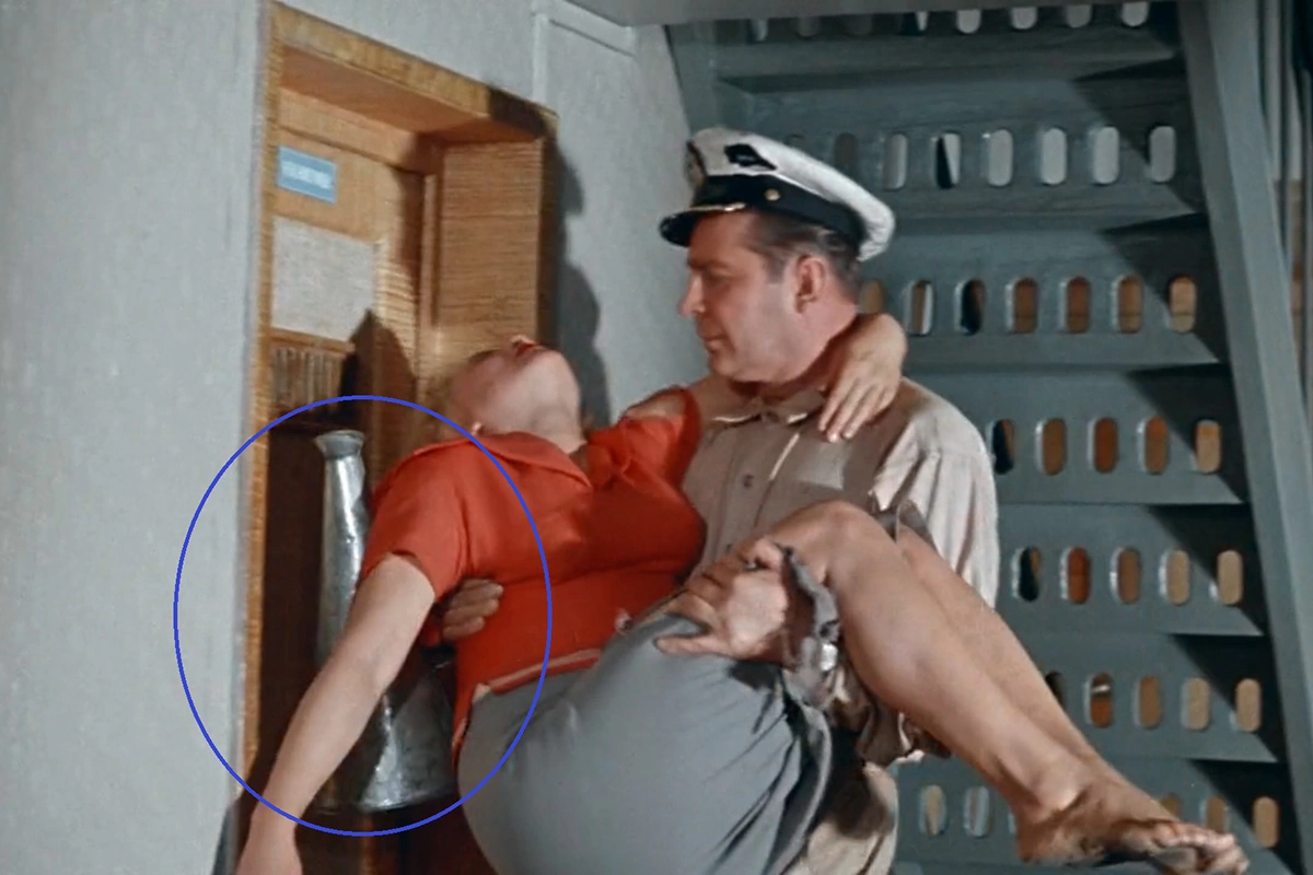 Но у двери медпункта рупор снова оказывается в руках старпома, кадр из фильма «Полосатый рейс»