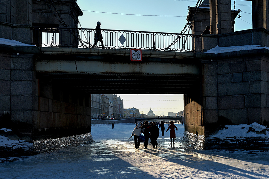 Петербуржцы и гости города вышли гулять по замерзшим каналам, несмотря на запрет &mdash; на протяжении всего зимнего периода в городе нельзя выходить на лёд Невы, её притоков и других рек, предупреждало МЧС.