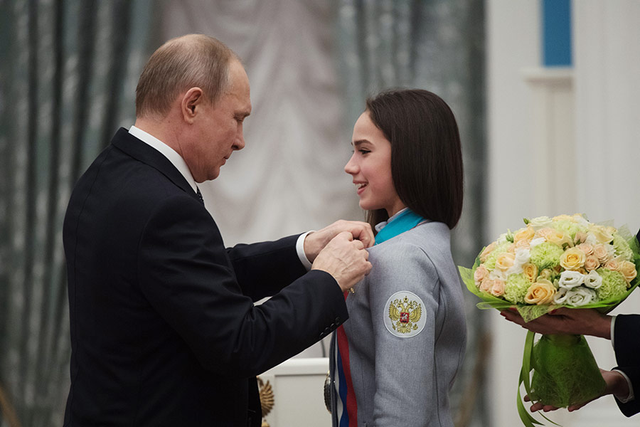 Владимир Путин вручает орден Дружбы Алине Загитовой, завоевавшей золотую медаль в женском одиночном фигурном катании на XXIII зимних Олимпийских играх в Пхёнчхане