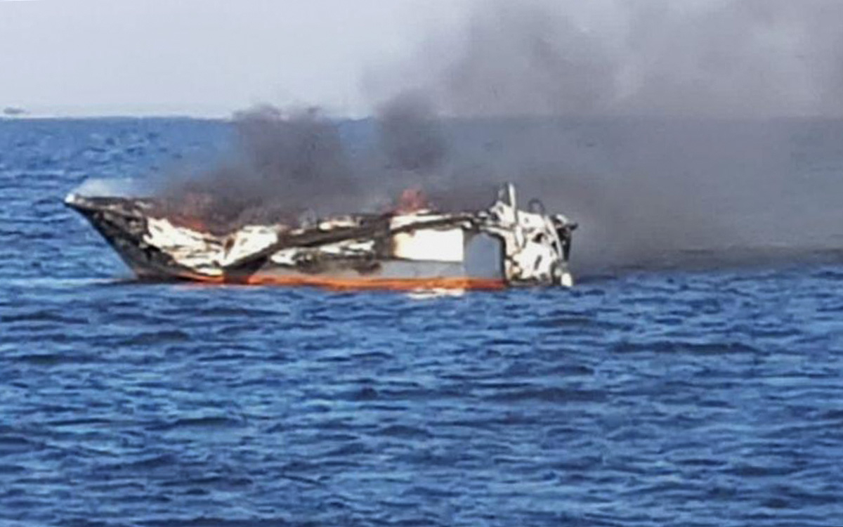 В Петербурге в Финском заливе загорелся катер с экипажем на борту