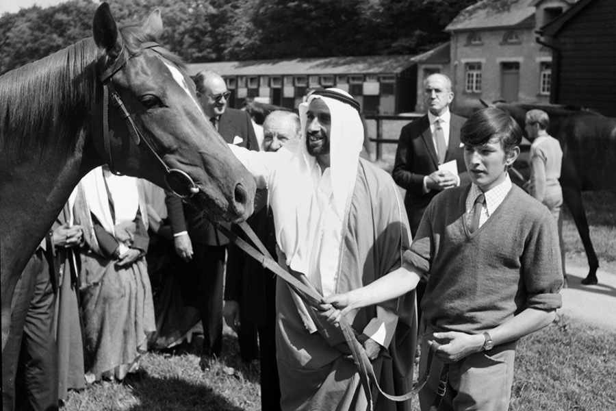Халифа бин Заид Аль Нахайян&nbsp;во время посещения конюшен Harvey Leader Stables в Ньюмаркете, Саффолк, 12 июня 1969 г.