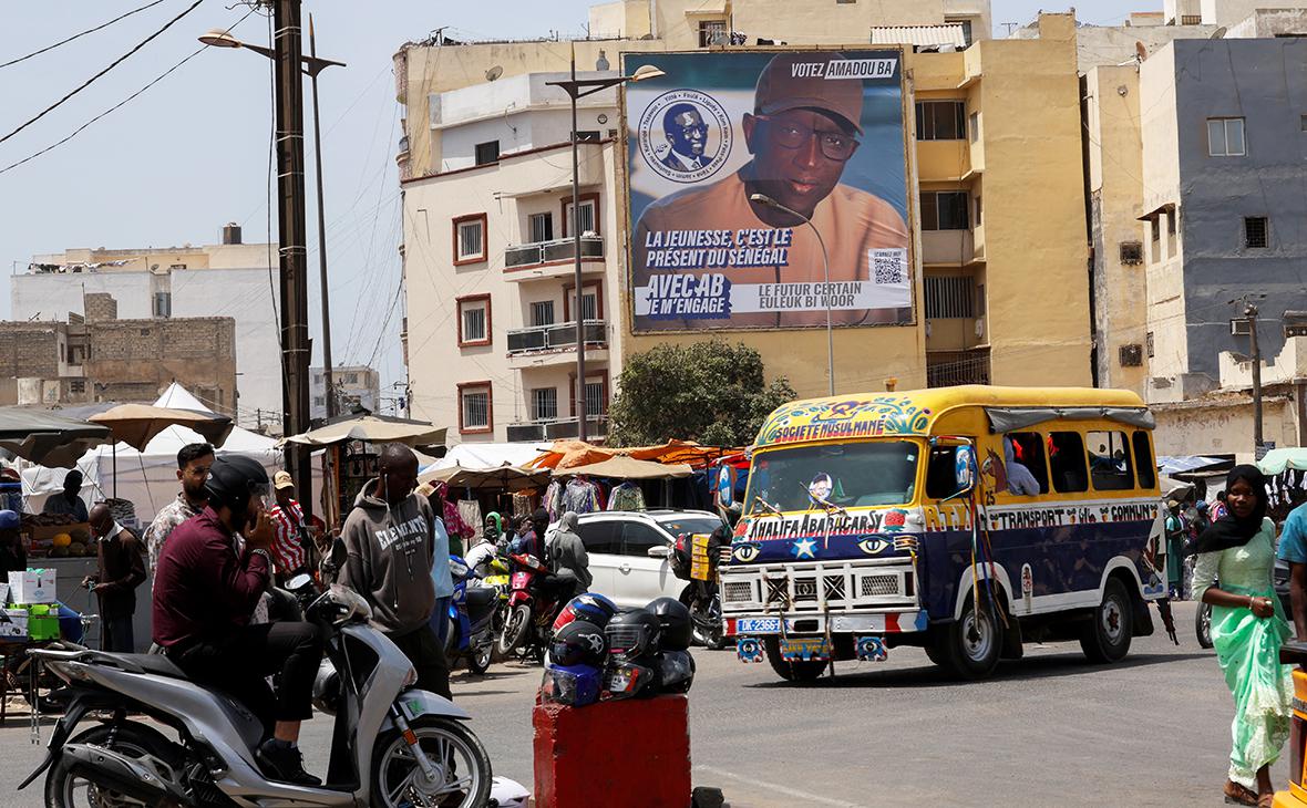Предвыборный плакат&nbsp;кандидата в президенты Сенегала Амаду Ба на улице в Дакаре, Сенегал