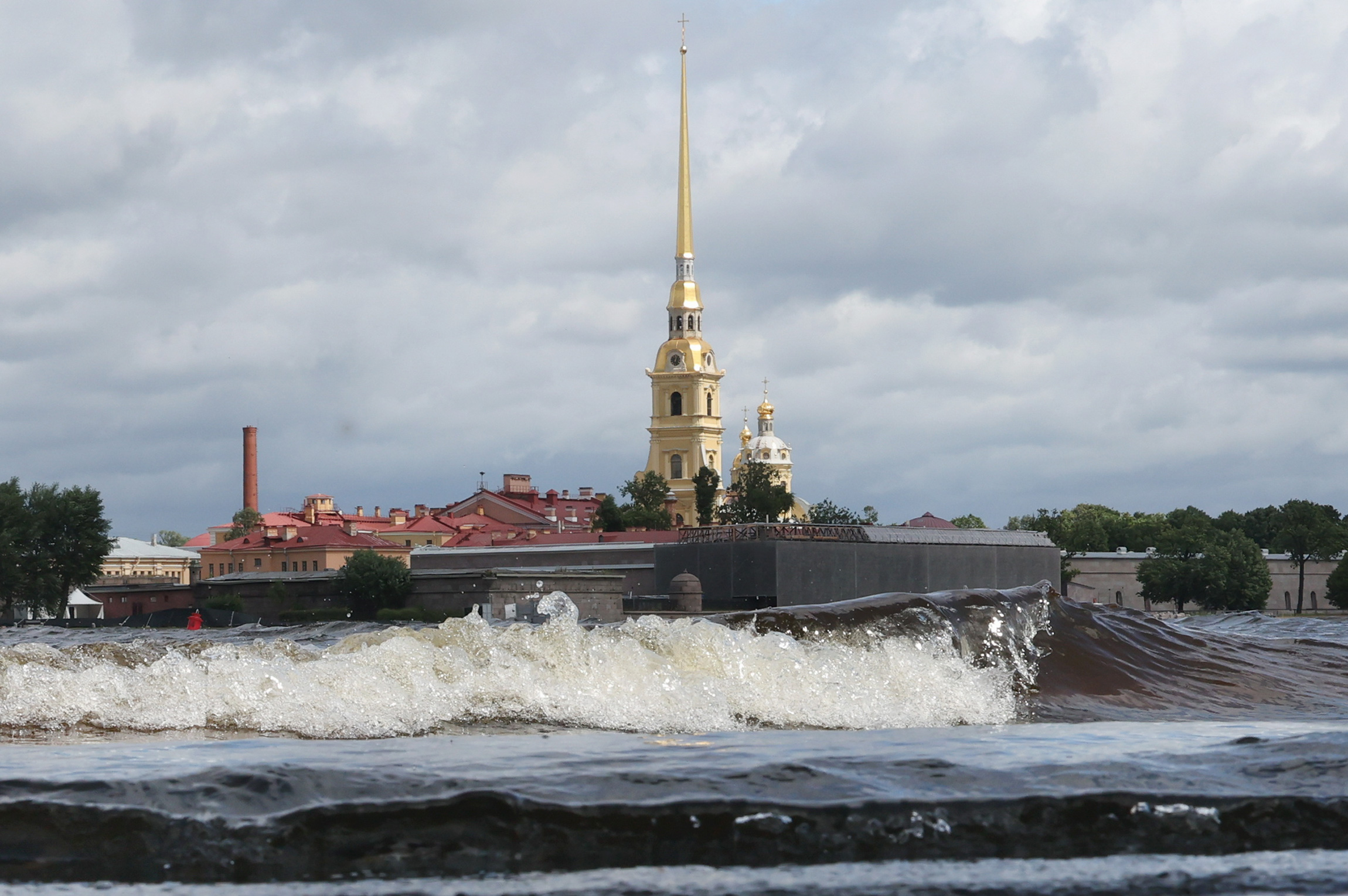 Хотя пик&nbsp;подъема воды миновал, власти призывают петербуржцев быть осторожными: синоптики прогнозируют дожди, грозы и порывы ветра до 24 м/с.