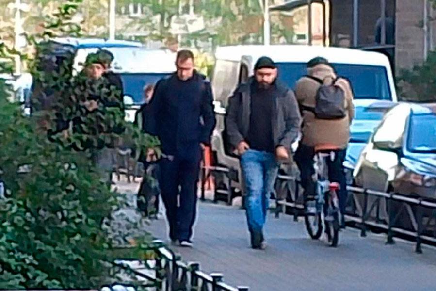 Максима Круглова (слева) направляют к машине, на которой его доставят в Москву, Санкт-Петербург, 1 октября