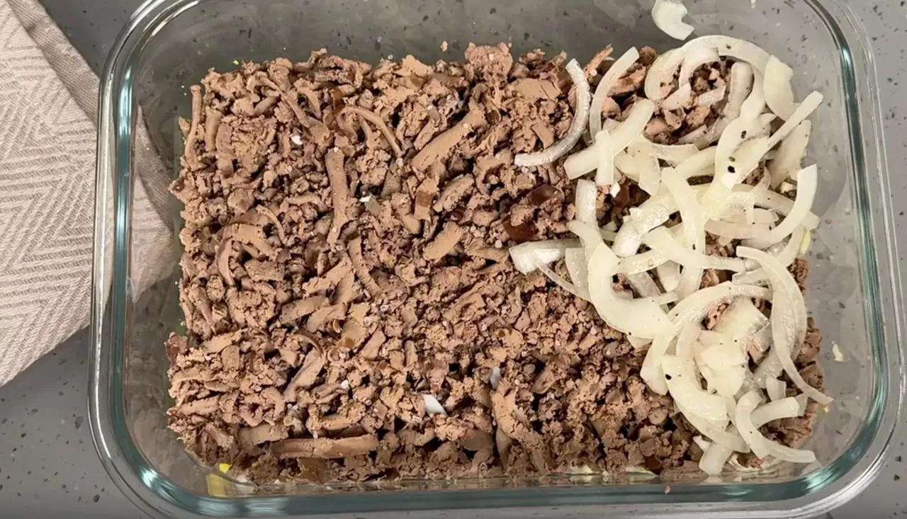 На печень выложите маринованный лук