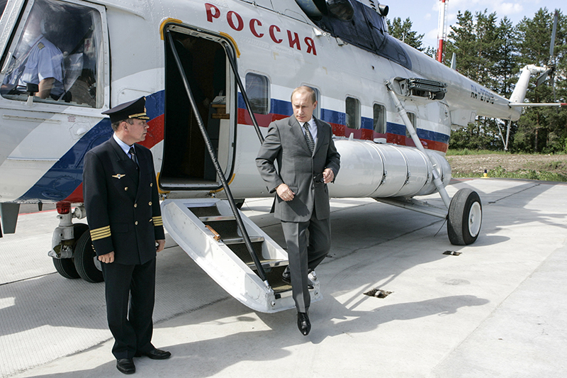 Для того чтобы президент России мог передвигаться по Москве по воздуху, на территории Кремля была обустроена вертолетная площадка. На вертолете из правительственного аэропорта Внуково до Кремля глава государства добирается за пять-семь минут.
