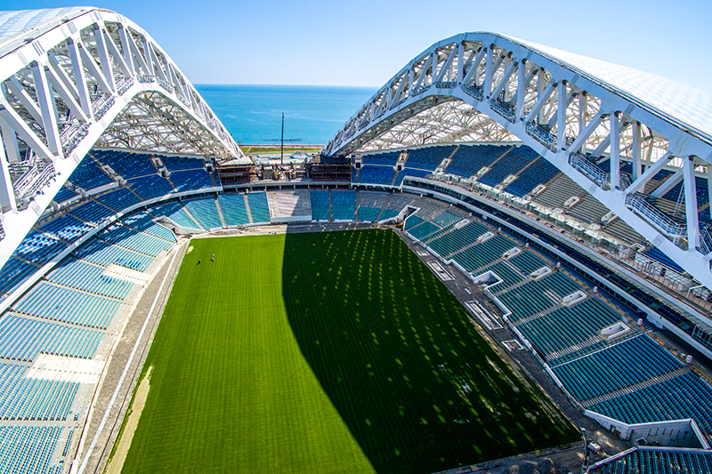 Стадион &laquo;Фишт&raquo;

Вместимость: 47,7 тыс. зрительских мест.

Бюджет строительства: 17,5 млрд руб.

Источник финансирования: Федеральный бюджет РФ с софинансированием из бюджета Краснодарского края.

Подрядчик: ЗАО &laquo;Объединение &laquo;ИНГЕОКОМ&raquo;.

&laquo;Фишт&raquo; построили к Олимпиаде в Сочи, на арене прошли церемонии открытия и закрытия. ​К чемпионату мира на стадионе разобрали временную крышу, которую соорудили по просьбе генерального продюсера церемоний Константина Эрнста. Министр спорта Виталий Мутко в 2014 году говорил, что подготовка стадиона к чемпионату мира обойдется в дополнительные 3,5 млрд руб.

Что будет со стадионом после 2018 года, непонятно: в Сочи нет футбольной команды, а для проведения концертов и других мероприятий арендаторы в основном выбирают концертные залы в Красной Поляне или менее вместительные крытые стадионы для зимних видов спорта.