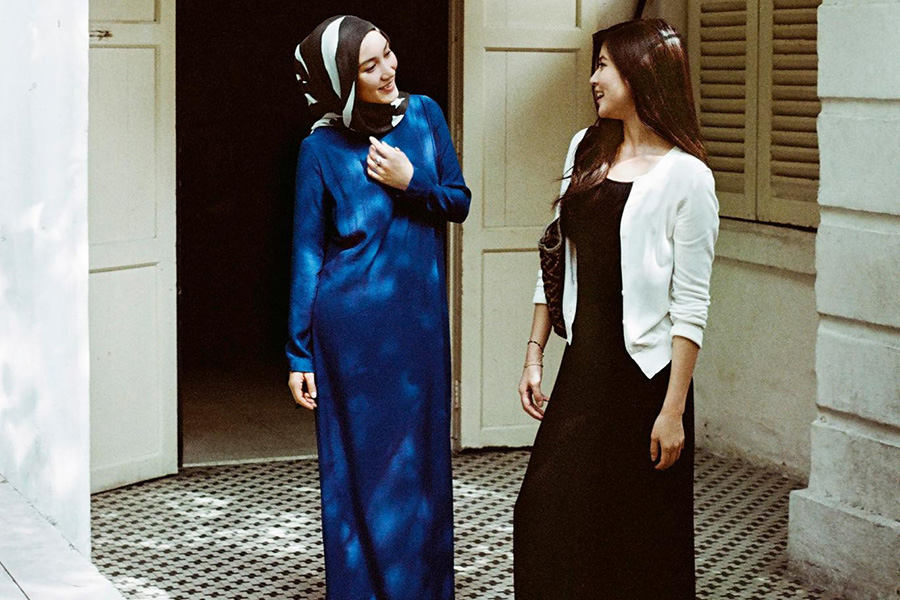 В июле 2015 года сеть повседневной одежды Uniqlo выпустила коллекцию хиджабов и&nbsp;религиозной одежды. Коллекция была доступна для&nbsp;продажи в&nbsp;исламских странах, купить ее в&nbsp;Великобритании было нельзя. &laquo;Мы хотели создать коллекцию для&nbsp;женщин, которые ценят скромность как&nbsp;образ жизни, а&nbsp;также для&nbsp;более широкой международной аудитории&raquo;,&nbsp;&mdash; заявила дизайнер Хана Таджима, в&nbsp;сотрудничестве с&nbsp;которой была разработана линейка Uniqlo
