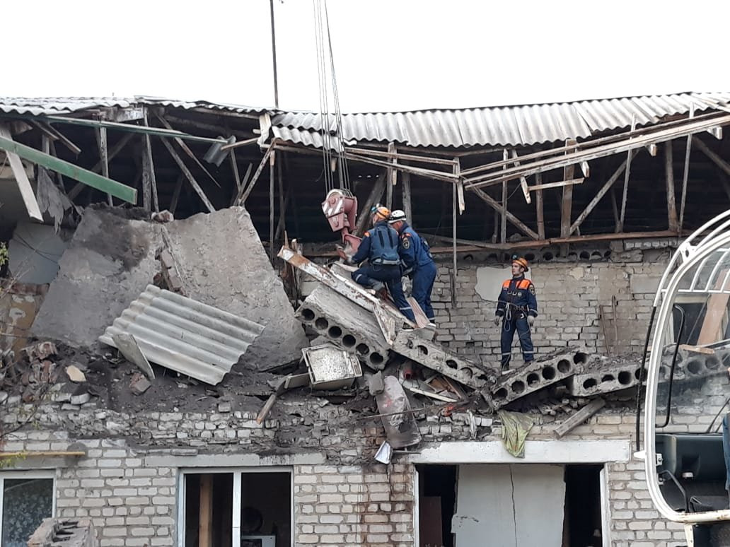 Двое погибли при взрыве газа и обрушении многоквартирного дома в РО